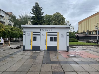 Туалет за понад три мільйони гривень встановили в центрі Рівного