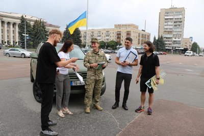 У Житомирі підприємці зібрали гроші на авто для 95 бригади, продаючи брелоки із уламків збитого СУ-25 У Житомирі підприємці зібрали гроші на авто для 95 бригади, продаючи брелоки із уламків збитого СУ-25