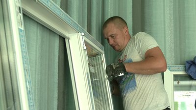 Як у Рівному замінюють вікна у будинках після ракетного удару 26 серпня