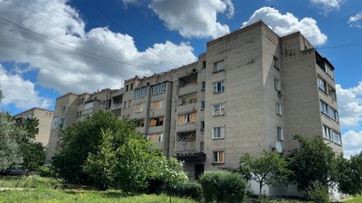 “Лишилися удвох”. Історія сусідок, які виживають у розбитій обстрілами багатоповерхівці на Донеччині “Лишилися удвох”. Історія сусідок, які виживають у розбитій обстрілами багатоповерхівці на Донеччині