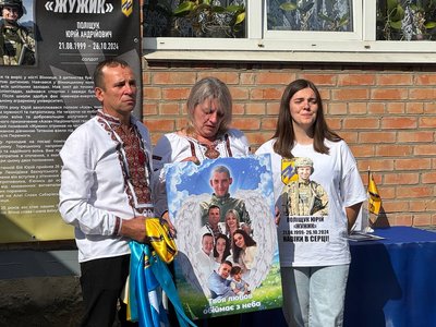 "На позиції, коли було важко, він був на позитиві": у Вінниці на честь полеглого азовця відкрили пам'ятну дошку "На позиції, коли було важко, він був на позитиві": у Вінниці на честь полеглого азовця відкрили пам'ятну дошку