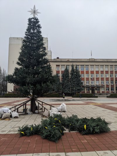 "Надія на маленьке диво": в Умані на Черкащині встановлюють новорічну ялинку "Надія на маленьке диво": в Умані на Черкащині встановлюють новорічну ялинку