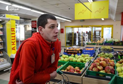 Продавець Олександр у супермаркеті на Острові у Херсоні 18 листопада 2024 року Продавець Олександр у супермаркеті на Острові у Херсоні 18 листопада 2024 року