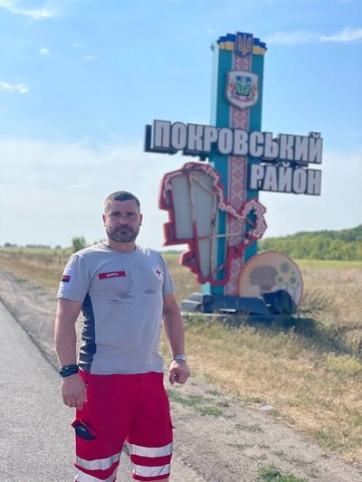 Транспортує поранених військових на сході: історія волонтера Червоного Хреста з Чернівців Транспортує поранених військових на сході: історія волонтера Червоного Хреста з Чернівців