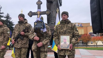 З військовими Юрієм Лапчуком та Юрієм Трофимчуком попрощалися у Рівному З військовими Юрієм Лапчуком та Юрієм Трофимчуком попрощалися у Рівному