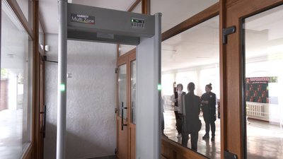 Батьки деяких учнів проти, аби їхні діти проходили через металодетектор у гімназії в Рівному