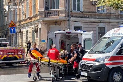 У центрі Одеси горить житловий будинок: на місці працюють пожежники та медики У центрі Одеси горить житловий будинок: на місці працюють пожежники та медики