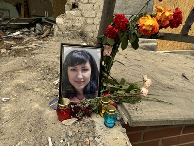 "Ще б 20 хвилин - і пішла б додому”. У Сумах попрощалися із медсестрою, яка загинула внаслідок обстрілу лікарні "Ще б 20 хвилин - і пішла б додому”. У Сумах попрощалися із медсестрою, яка загинула внаслідок обстрілу лікарні