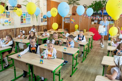 Без урочистої лінійки: як вітали першокласників 1 вересня в одеській школі Без урочистої лінійки: як вітали першокласників 1 вересня в одеській школі