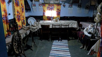 "Привітна хатинка" в селі на Вінниччині: як старовинна хата стала популярним туристичним об'єктом "Привітна хатинка" в селі на Вінниччині: як старовинна хата стала популярним туристичним об'єктом