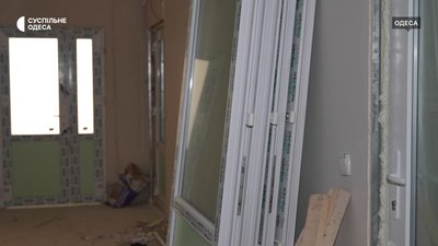 Замінили вікна, двері та ремонтують палати: як відновлюють пошкоджений пологовий будинок №5 в Одесі Замінили вікна, двері та ремонтують палати: як відновлюють пошкоджений пологовий будинок №5 в Одесі