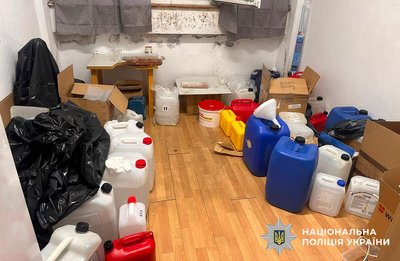 На Буковині викрили учасників міжнародного наркоугруповання: вилучили психотропів на понад 40 млн грн На Буковині викрили учасників міжнародного наркоугруповання: вилучили психотропів на понад 40 млн грн