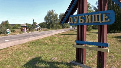 "50 метрів не можна було проїхати": у селищі на Волині люди самотужки латають дорогу "50 метрів не можна було проїхати": у селищі на Волині люди самотужки латають дорогу