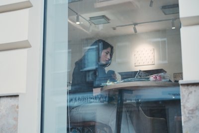 Дівчина у кав'ярні Харків Дівчина у кав'ярні Харків