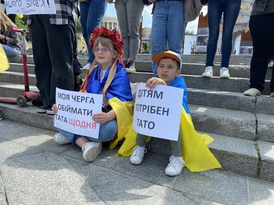 Терміни служби і демобілізація: у центрі Києва мітингували родичі військових Терміни служби і демобілізація: у центрі Києва мітингували родичі військових