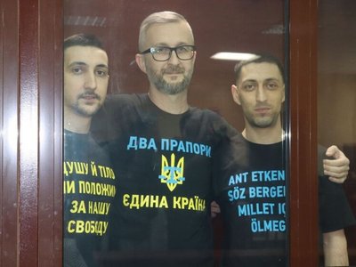 Наріман Джелялов (у центрі) та брати Азіз та Асан Ахтемові в окупаційному суді