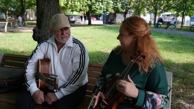 "Музика — це наше життя". Переселенці з Херсона грають на головній вулиці Миколаєва "Музика — це наше життя". Переселенці з Херсона грають на головній вулиці Миколаєва