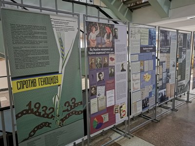 90-і роковини Голодомору: на Житомирщині відкрили тематичні виставки та вшанували пам'ять загиблих від голоду 90-і роковини Голодомору: на Житомирщині відкрили тематичні виставки та вшанували пам'ять загиблих від голоду