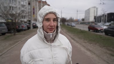 "Зупинись та вшануй пам’ять": у Чернігові містяни виходять на акцію та просять дотриматися хвилини мовчання "Зупинись та вшануй пам’ять": у Чернігові містяни виходять на акцію та просять дотриматися хвилини мовчання