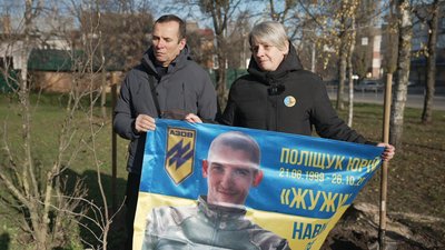 40 імен героїв: у Вінниці заклали алею квітучих дерев на честь загиблих випускників 40 імен героїв: у Вінниці заклали алею квітучих дерев на честь загиблих випускників