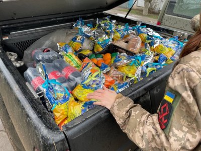 Волонтери у супроводі військових доставили гуманітарну допомогу до деокупованого села на Миколаївщині Волонтери у супроводі військових доставили гуманітарну допомогу до деокупованого села на Миколаївщині