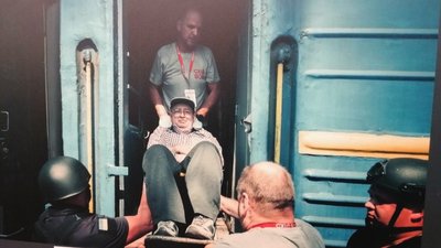 "Хроніки евакуації": у Кропивницькому презентували фотовиставку з евакуаційних місій "Хроніки евакуації": у Кропивницькому презентували фотовиставку з евакуаційних місій