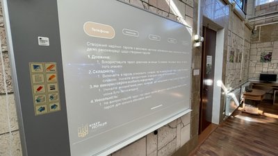 У Миколаєві навчали літніх людей основам кібербезпеки в інтернеті У Миколаєві навчали літніх людей основам кібербезпеки в інтернеті