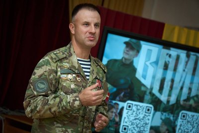 Росія вчить дітей воювати: офіцери окупаційних військ тренують українських підлітків Росія вчить дітей воювати: офіцери окупаційних військ тренують українських підлітків