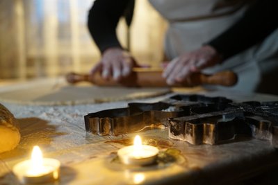 Наталія Кабашна розкатує тісто на "панянки" при свічках, грудень 2025 року Наталія Кабашна розкатує тісто на "панянки" при свічках, грудень 2025 року