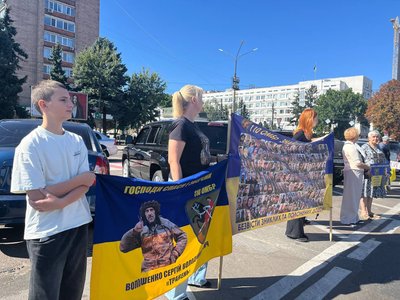 У Черкасах провели акцію на підтримку полонених та зниклих безвісти У Черкасах провели акцію на підтримку полонених та зниклих безвісти