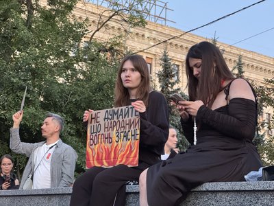 Дівчата сидять біля входу в метро в Харкові на акції протесту Дівчата сидять біля входу в метро в Харкові на акції протесту