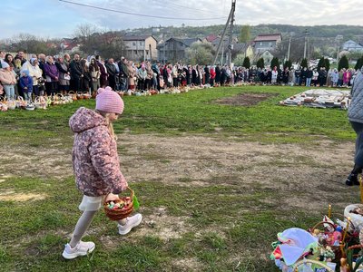 Як в одному з храмів на Буковині освячували великодні кошики: фото Як в одному з храмів на Буковині освячували великодні кошики: фото