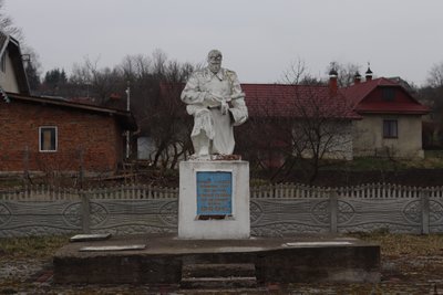 Пам'ятник в селі Пилипи на Франківщині Пам'ятник в селі Пилипи на Франківщині