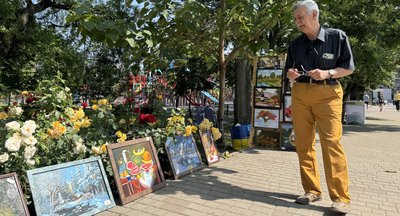 Переселенець з Курахового Вадим Кіріцев показує картини Павлоград Дніпропетровська область 11 червня 2025 рік Переселенець з Курахового Вадим Кіріцев показує картини Павлоград Дніпропетровська область 11 червня 2025 рік