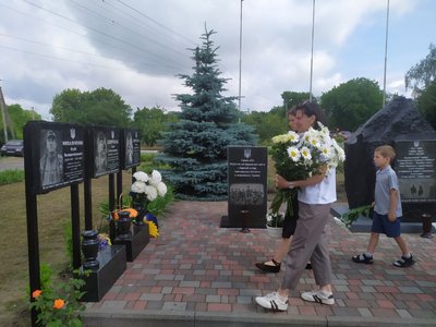 У селі на Черкащині відкрили меморіальну дошку загиблому військовому У селі на Черкащині відкрили меморіальну дошку загиблому військовому