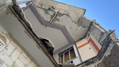 Зруйнований КАБом житловий під’їзд відновлюють у середмісті Харкова Зруйнований КАБом житловий під’їзд відновлюють у середмісті Харкова