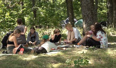 Вчаться виживати у лісі та захищати себе — на Черкащині стартував дівочий пластунський табір Вчаться виживати у лісі та захищати себе — на Черкащині стартував дівочий пластунський табір