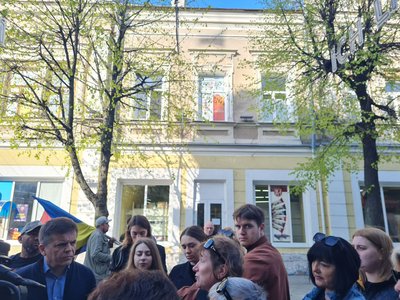 Хвилина мовчання у Житомирі: під стіни міськради прийшли рідні загиблих воїнів Хвилина мовчання у Житомирі: під стіни міськради прийшли рідні загиблих воїнів