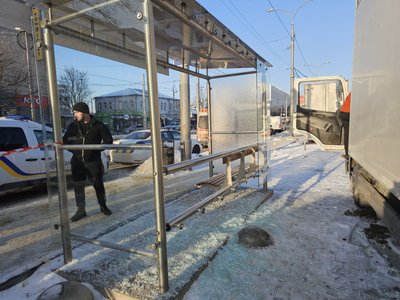 Розбите скло на зупинці Розбите скло на зупинці