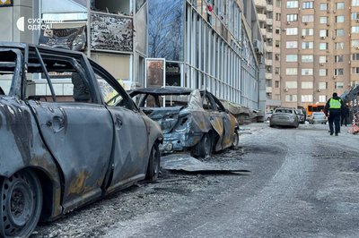 Вибиті вікна та горілі автівки: фото наслідків нічної атаки РФ на Одесу Вибиті вікна та горілі автівки: фото наслідків нічної атаки РФ на Одесу