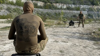 Оператори дронів 56-ї ОМПБр готують дрон "Вампір" до польоту Донецька область 25 квітня 2025 рік Оператори дронів 56-ї ОМПБр готують дрон "Вампір" до польоту Донецька область 25 квітня 2025 рік