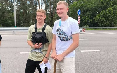 Три роки розлуки з братом: на "Ягодині" зустріли 16-річного хлопця, якого проти волі вивезли до Росії Три роки розлуки з братом: на "Ягодині" зустріли 16-річного хлопця, якого проти волі вивезли до Росії