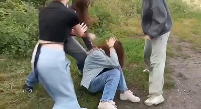 На Кіровоградщині четверо підлітків побили 13-річну дівчину: яка їм загрожує відповідальність На Кіровоградщині четверо підлітків побили 13-річну дівчину: яка їм загрожує відповідальність