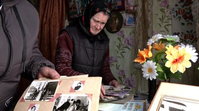 Село на Чернігівщині: як живуть пенсіонерки у майже покинутому селі Село на Чернігівщині: як живуть пенсіонерки у майже покинутому селі