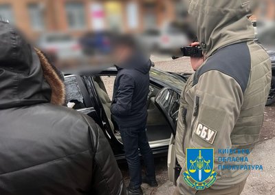 6 тис. дол. за "дозвіл" на роботу АЗС: столичного податківця підозрюють у вимаганні