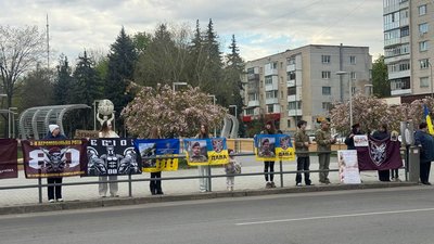 У Вінниці під час хвилини мовчання вшанували полеглого Давида Ковальова на псевдо "Дава" У Вінниці під час хвилини мовчання вшанували полеглого Давида Ковальова на псевдо "Дава"