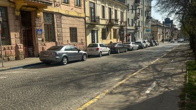 Парковка на Соборній площі біля будинків №7-9 Парковка на Соборній площі біля будинків №7-9