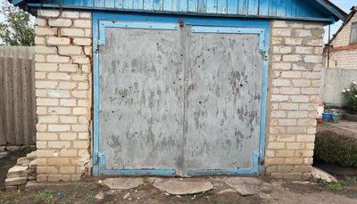 Побитий гараж біля будинку Людмили Хрестище Донецька область 8 жовтня 2025 рік Побитий гараж біля будинку Людмили Хрестище Донецька область 8 жовтня 2025 рік