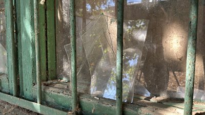 Після ударів по «Епіцентру» у Миколаївському зоопарку пошкоджені вікна та дахи Після ударів по «Епіцентру» у Миколаївському зоопарку пошкоджені вікна та дахи