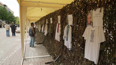 "Їх вдягали Герої": у Вінниці влаштували виставку вишиванок загиблих військових "Їх вдягали Герої": у Вінниці влаштували виставку вишиванок загиблих військових